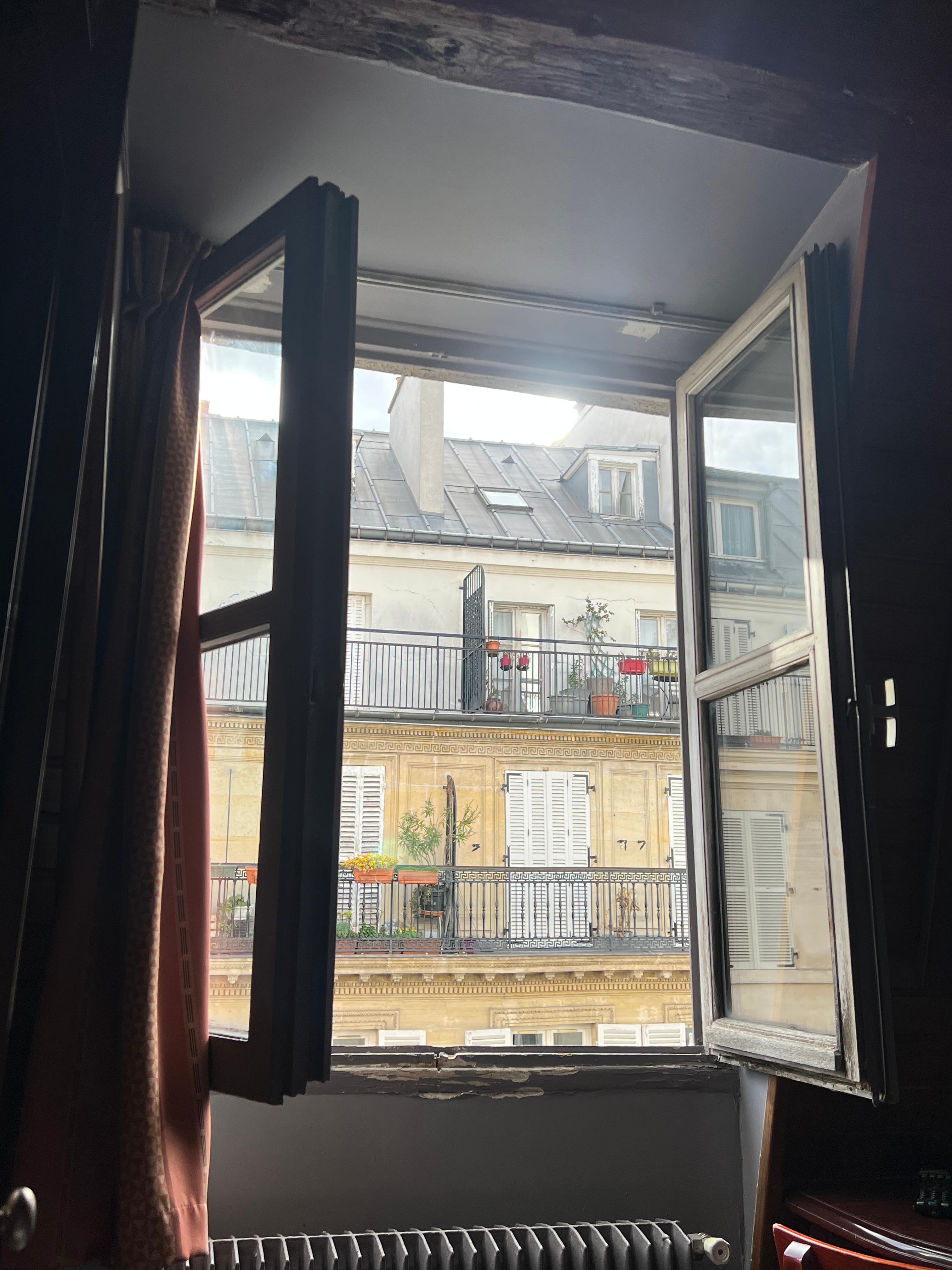 フランス・パリのホテルにて